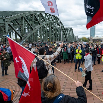 Türkische Nationalisten demonstrieren gegen das Mahnmal für den Völkermord an den Armeniern im Osmanischen Reich. Gleichzeitig erinnern die Initiatoren des Mahnmals an das Ereignis, das führte zu Auseinandersetzungen.