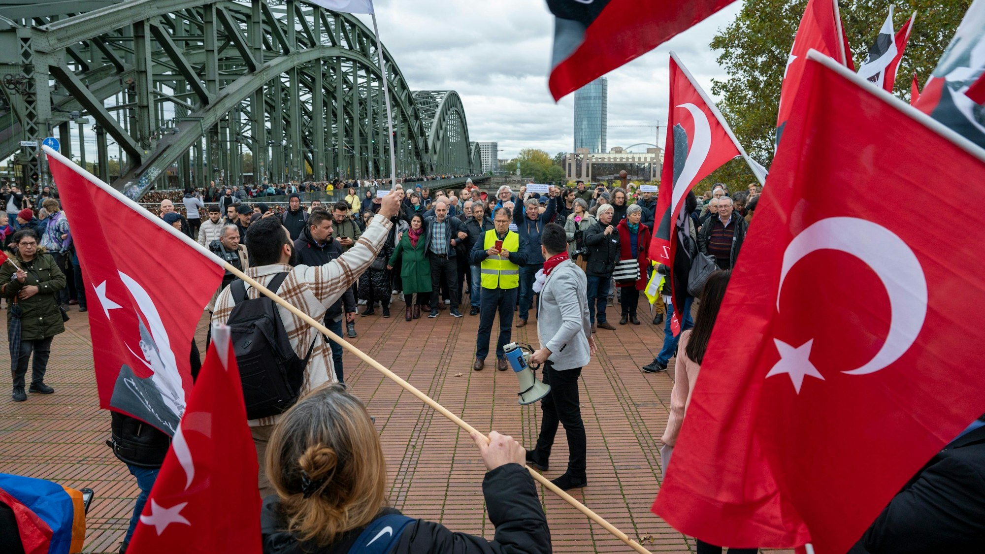 Türkische Nationalisten demonstrieren gegen das Mahnmal für den Völkermord an den Armeniern im Osmanischen Reich. Gleichzeitig erinnern die Initiatoren des Mahnmals an das Ereignis, das führte zu Auseinandersetzungen.