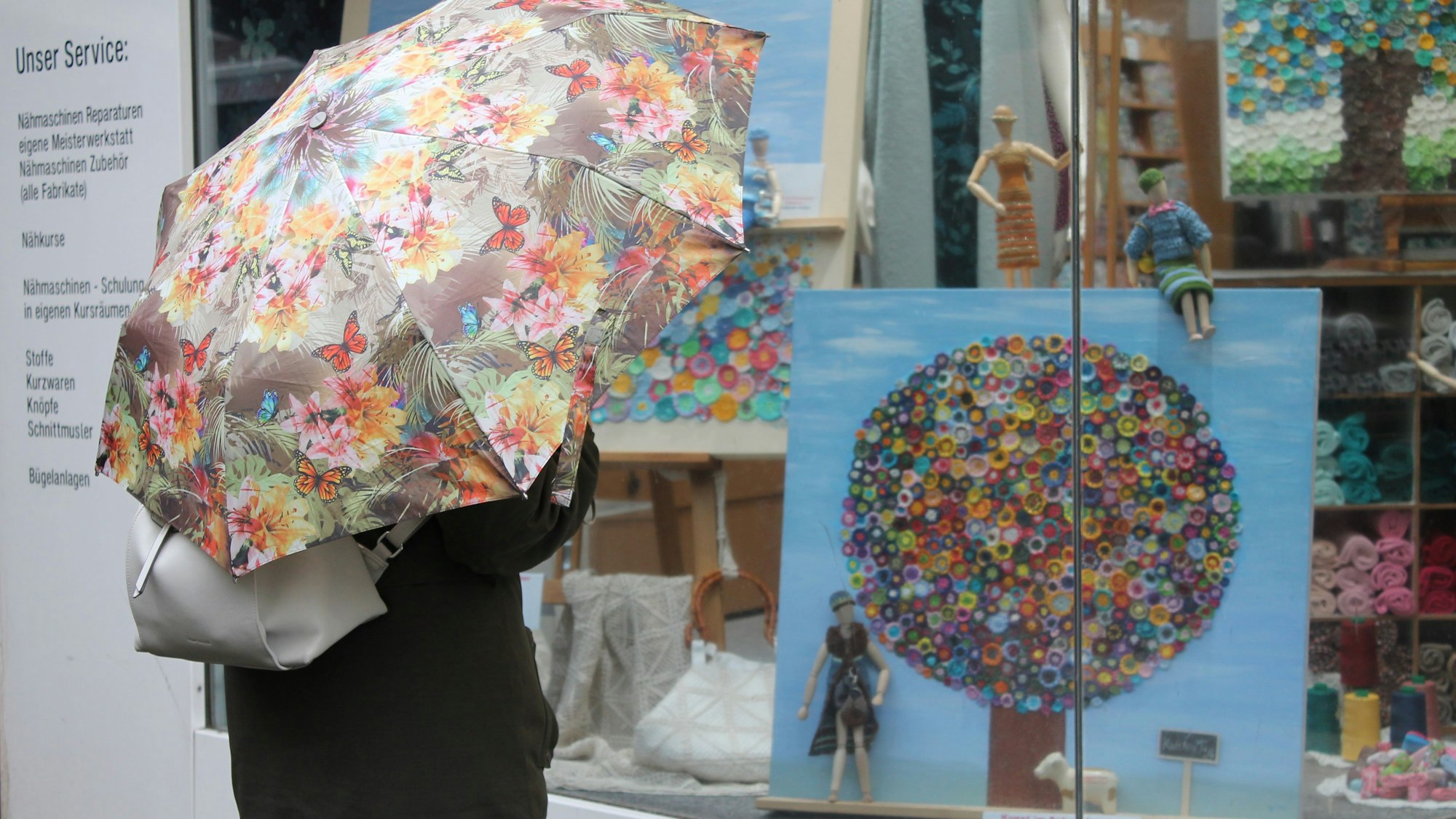 Kunst und Produkte vereinen sich zu einer Komposition: Zu sehen sind unter anderem Werke von Margarete Göbel.