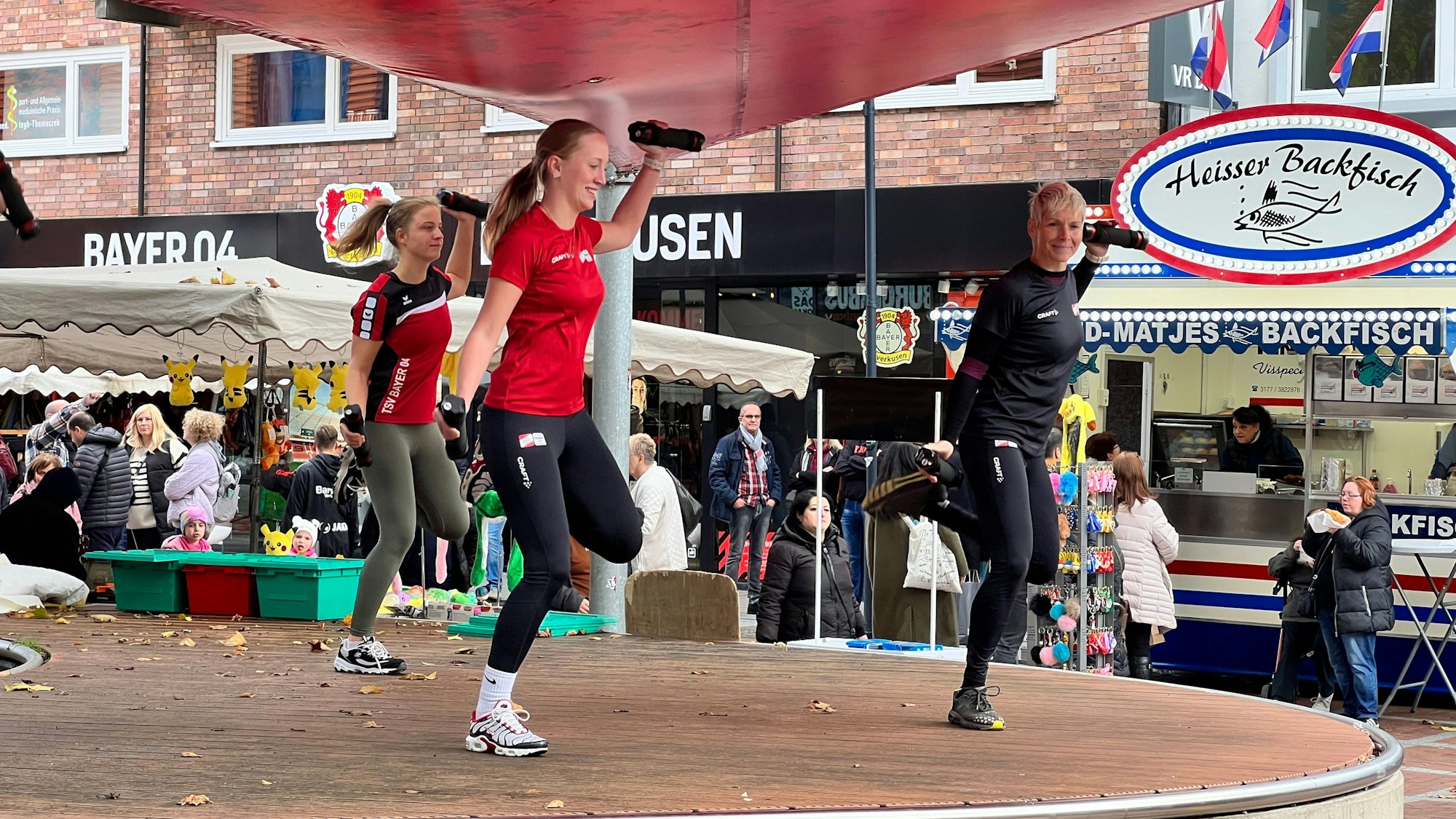 Die Fitnessabteilung des TSV Bayer 04 stellt „X Co.-Shape“ vor.