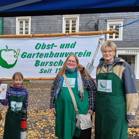 Ulrike Trobisch (v.l.), ihre Tochter Helen, Christina Scholl und Angela Winkelbach stehen vor einem Banner.