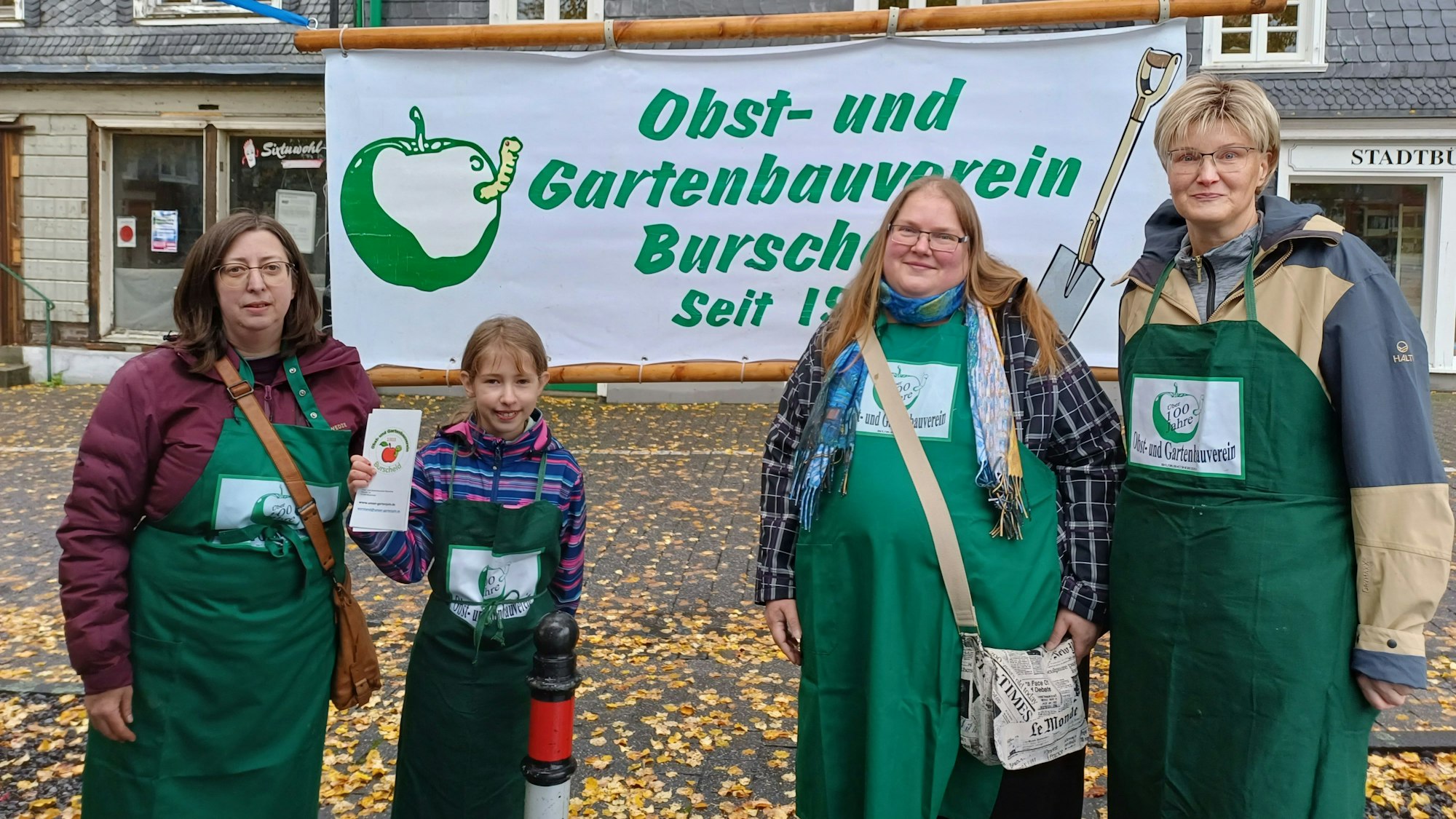 Ulrike Trobisch (v.l.), ihre Tochter Helen, Christina Scholl und Angela Winkelbach stehen vor einem Banner.