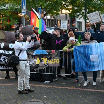 Zu sehen sind Demonstranten mit Fahnen und Plakaten.