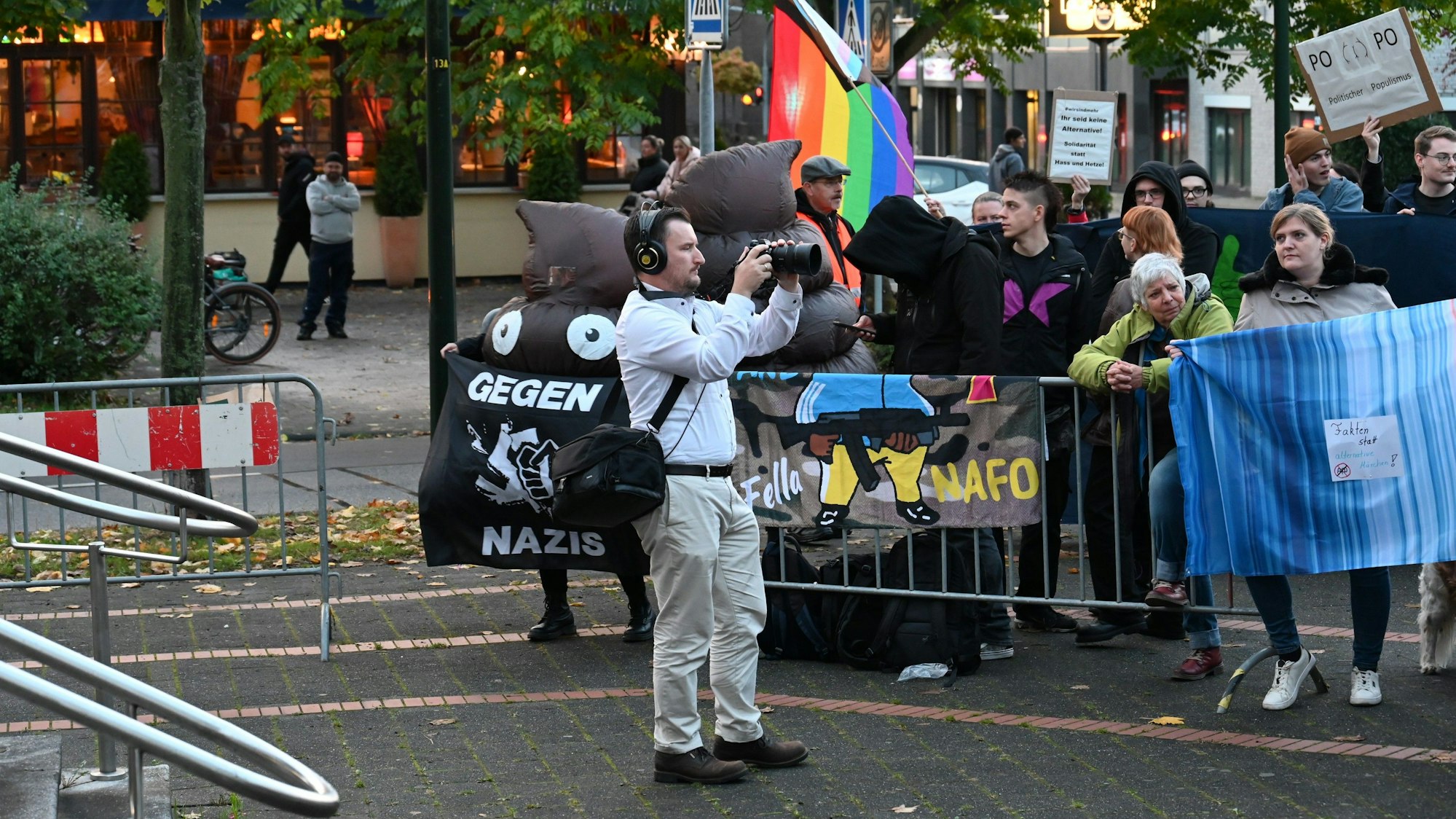 Zu sehen sind Demonstrierende hinter einer Absperrung in Kerpen-Horrem.