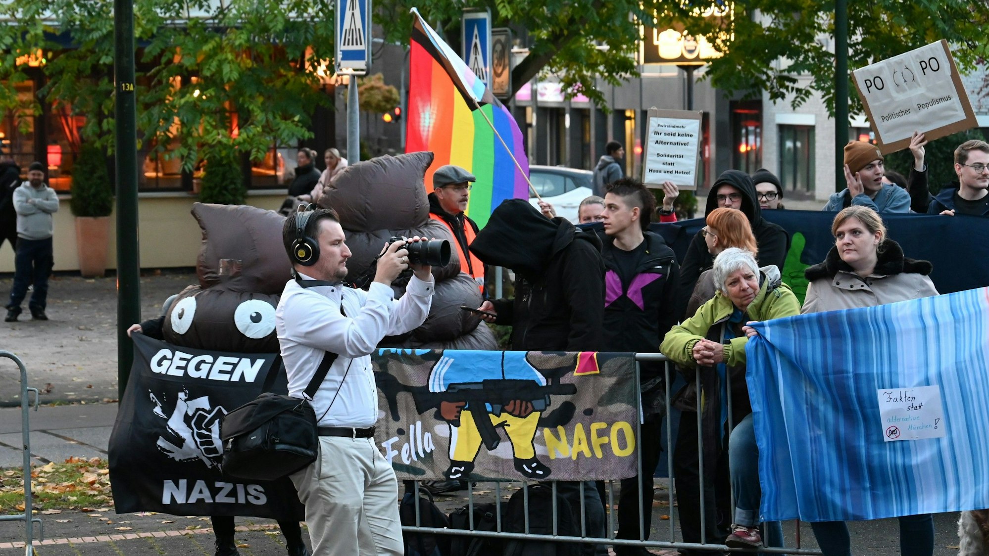 Zu sehen sind Demonstranten mit Fahnen und Plakaten.
