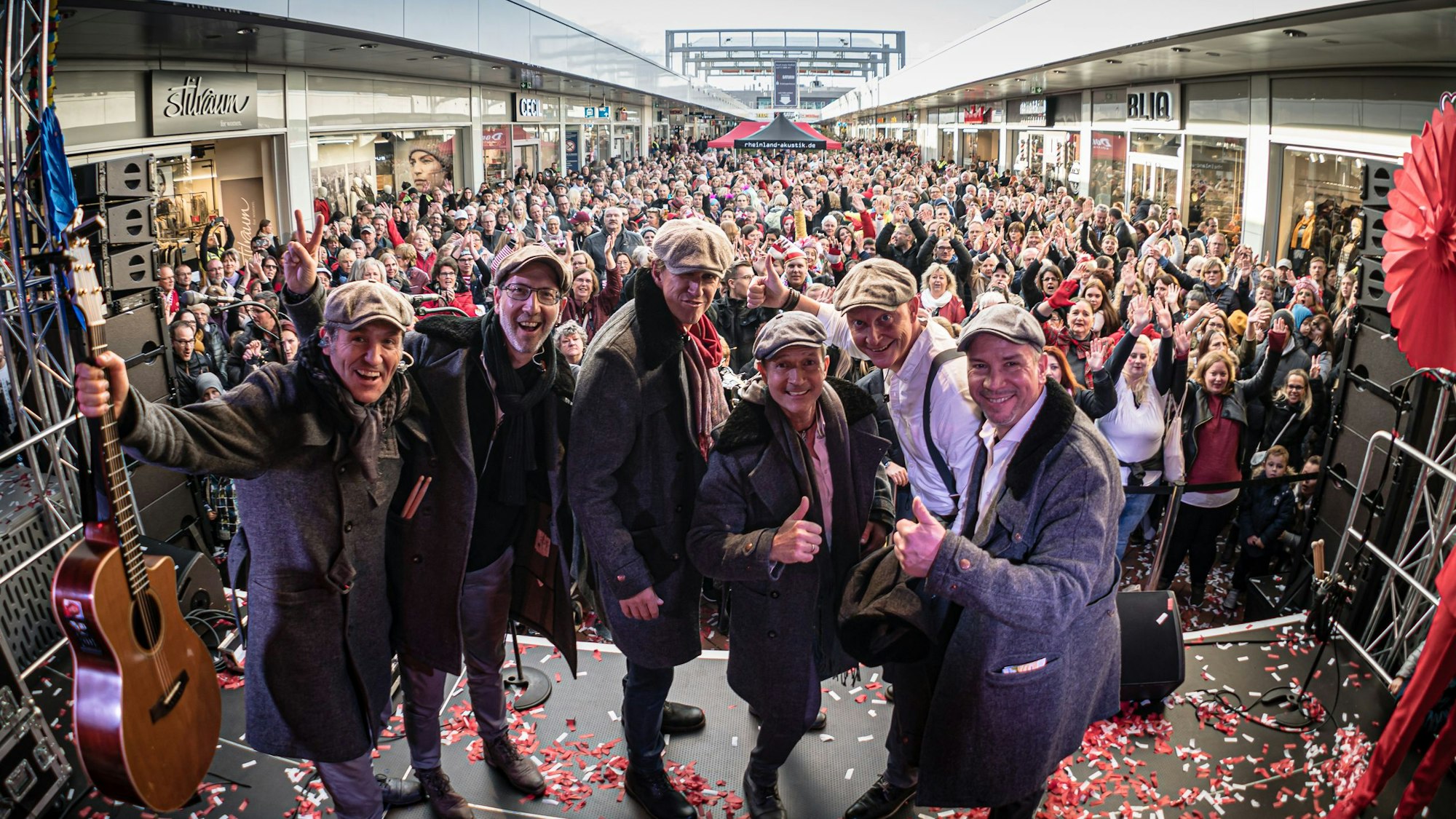 Eine Band auf der Bühne vor dem Publikum in der Ladenstraße des Einkaufszentrums Hürth-Park.