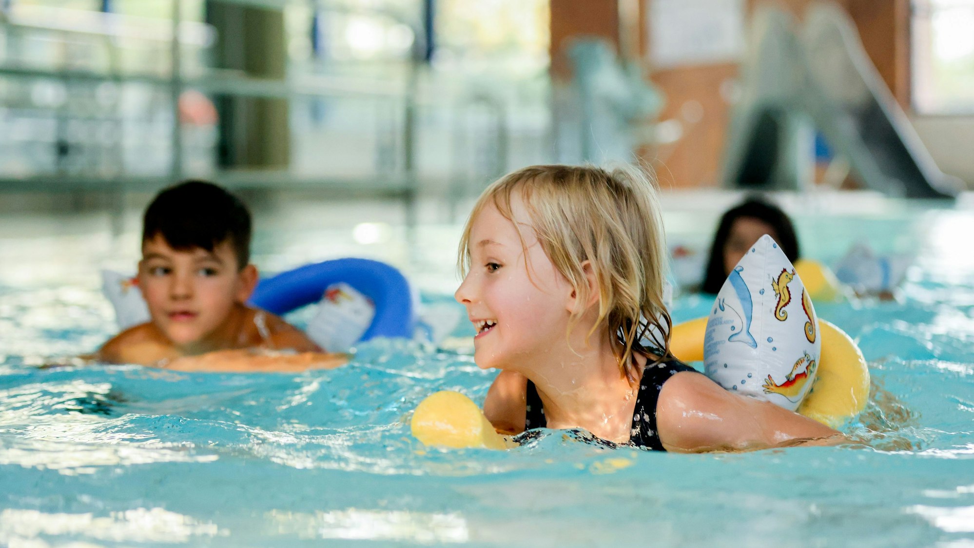 Hanja, Marlene und Mikail beim Schwimmkurs für Vorschulkinder im Chorweilerbad in Köln.