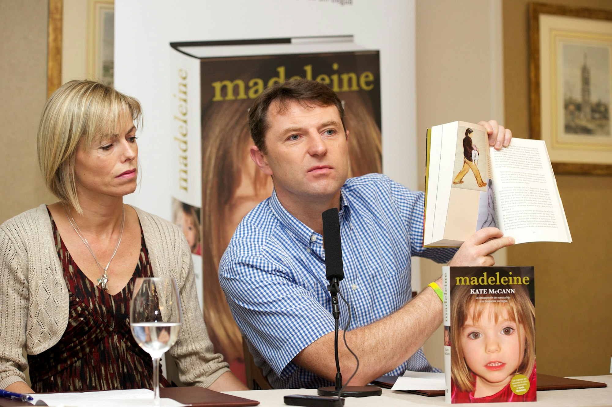 Gerry McCann hält ein Exemplar des Buches „Madeleine“, während Kate McCann am 19. Oktober 2011 im Wellington Hotel in Madrid, Spanien, der Vorstellung ihres Buches zuhört.
