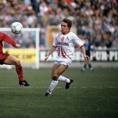 Zwei Fußballspieler kämpfen um den Ball.