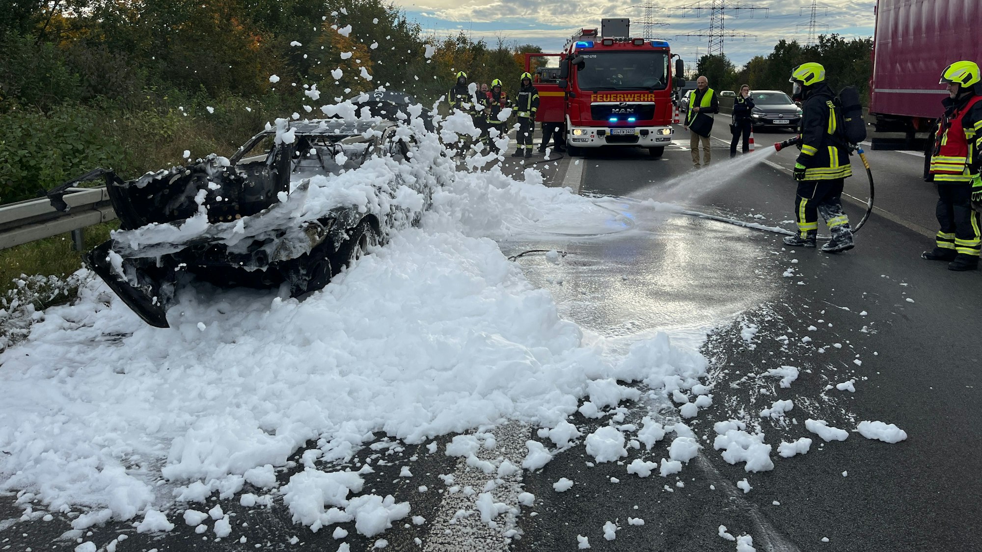 Auf der A59 hat am Vormittag ein Mazda RX 8 mit Wankelmotor gebrannt. Zum Einsatz kam auch Löschschaum