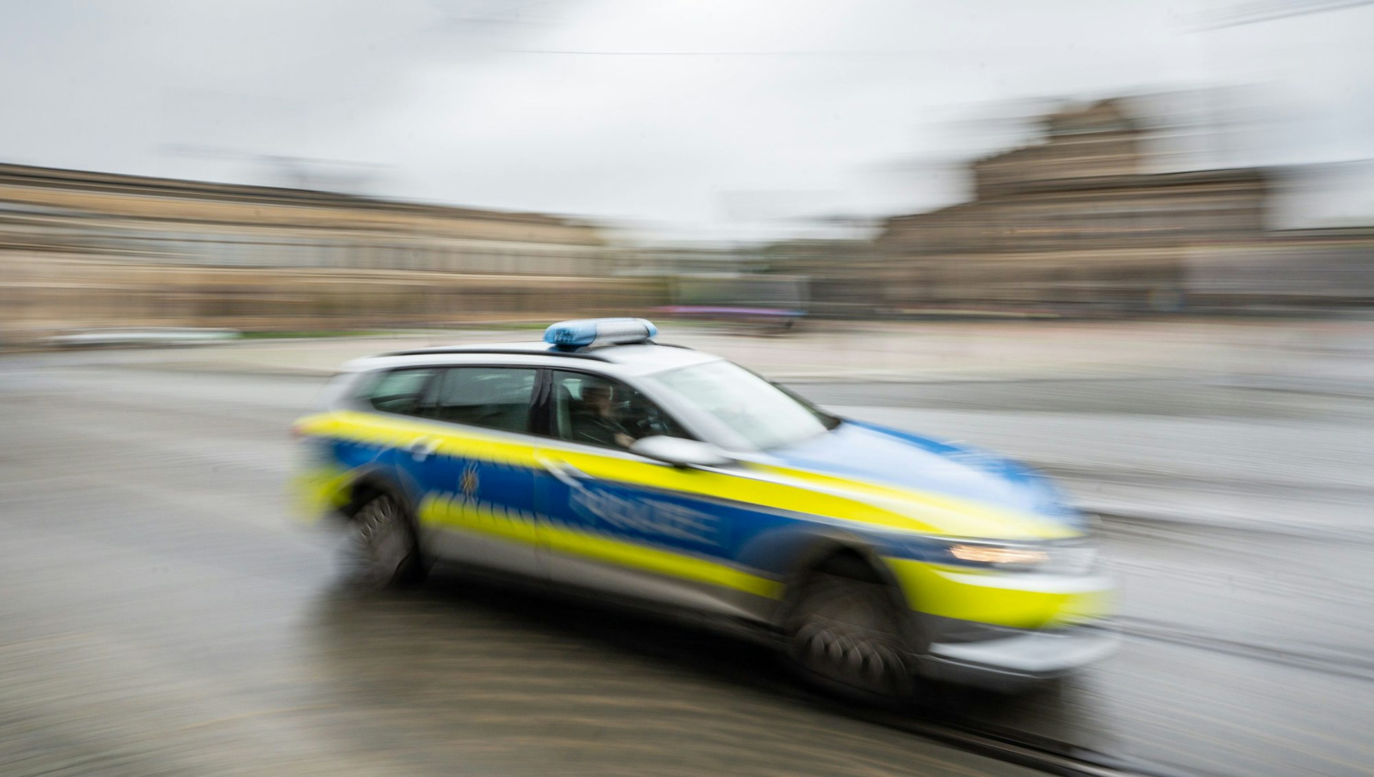 Auf dem Foto ist ein Polizeiwagen im Einsatz zu sehen.
