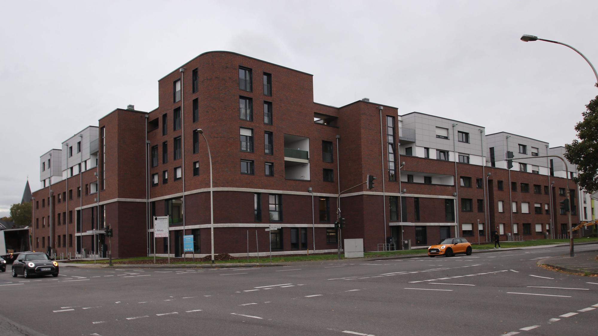Auf dem Bild ist der Neubaukomplex an der Toni-Ooms-Straße zu sehen.