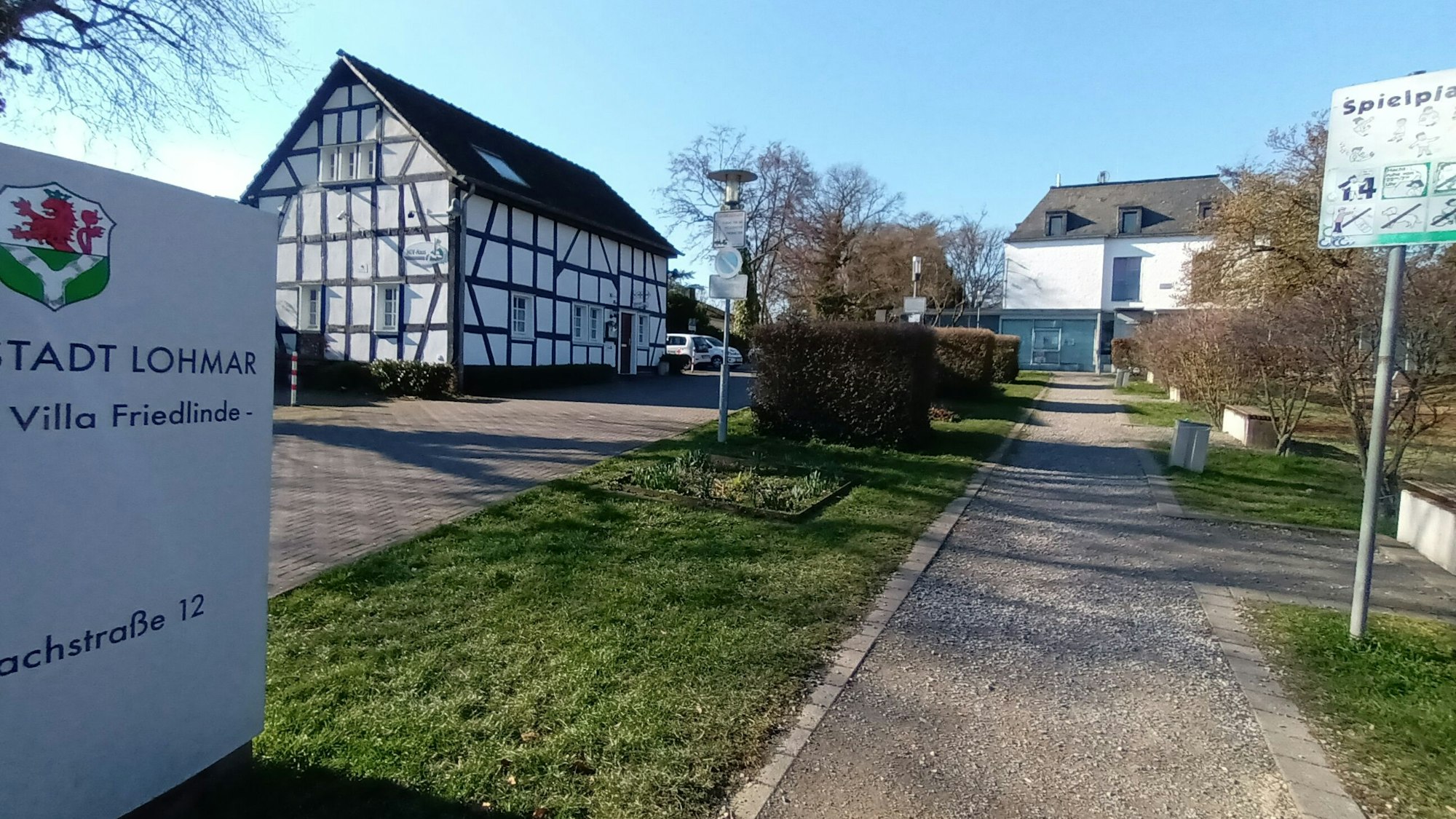 Fachwerkhaus und Villa Friedlinde in einem Park