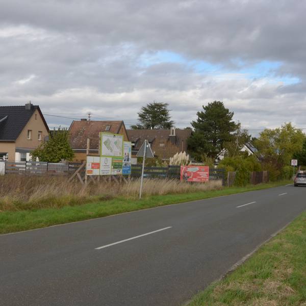Der Ortseingang von Frauenberg mit der Nideggener Straße und Wohnhäusern.