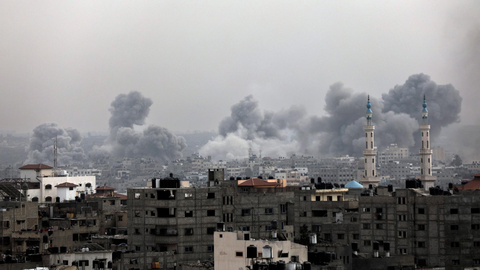 Rauch steigt nach israelischem Luftangriff auf.