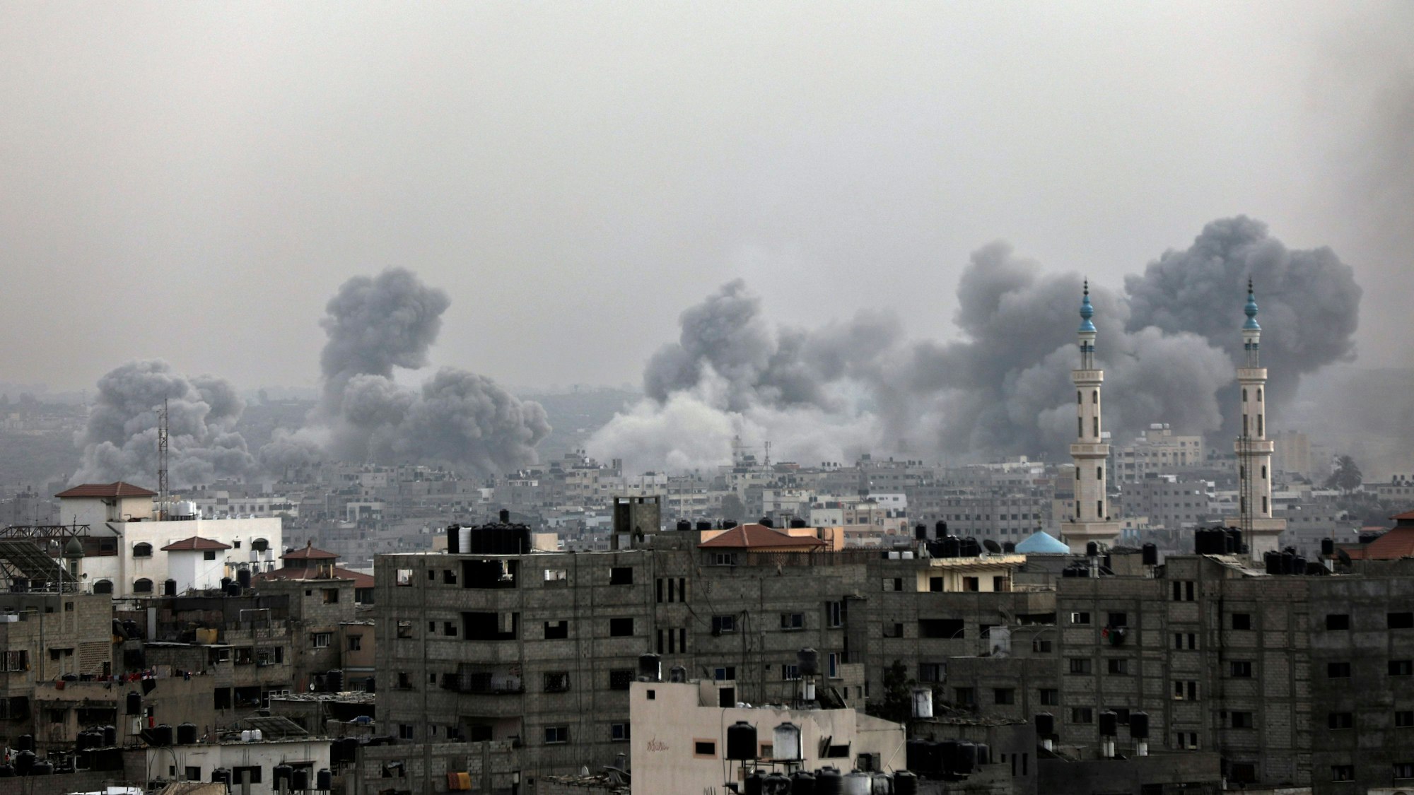 Rauch steigt nach israelischem Luftangriff auf.