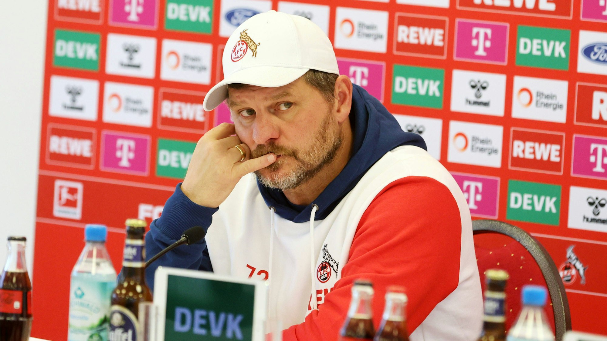 Steffen Baumgart auf der Pressekonfernz des 1. FC Köln vor dem Pokalspiel in Kaiserslautern.
