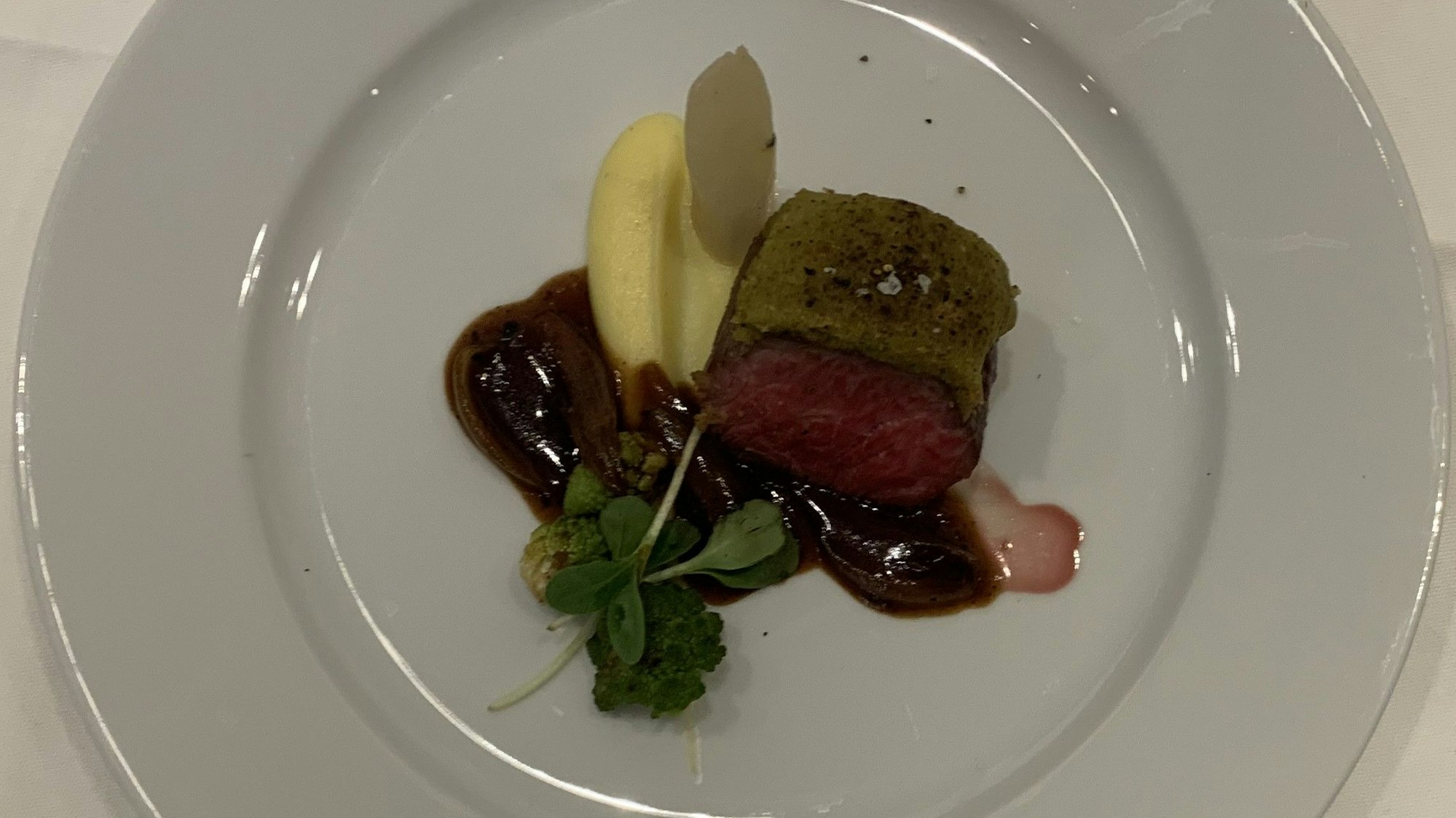 Ein Roastbeef liegt auf dem Teller.