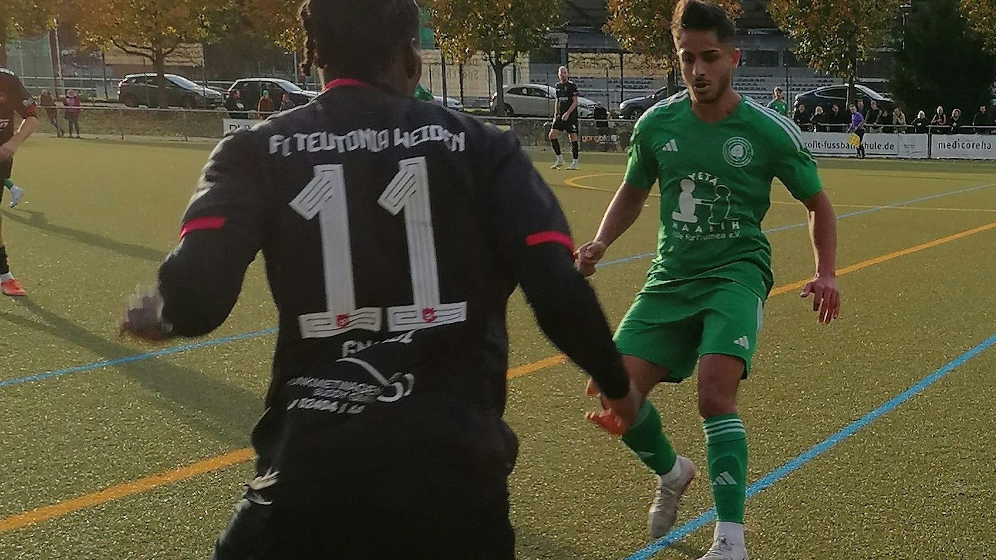 Lindenthals Niuschan Aref Akhar (rechts) in der Partie gegen Teutonia Weiden