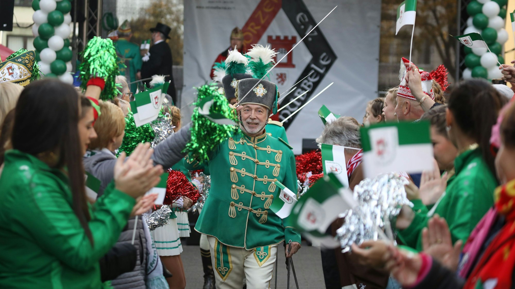 Mit Zabel durchs Spalier: Die Husaren der Fidele Grön-Wieße Rezag beim Sessionsauftakt.