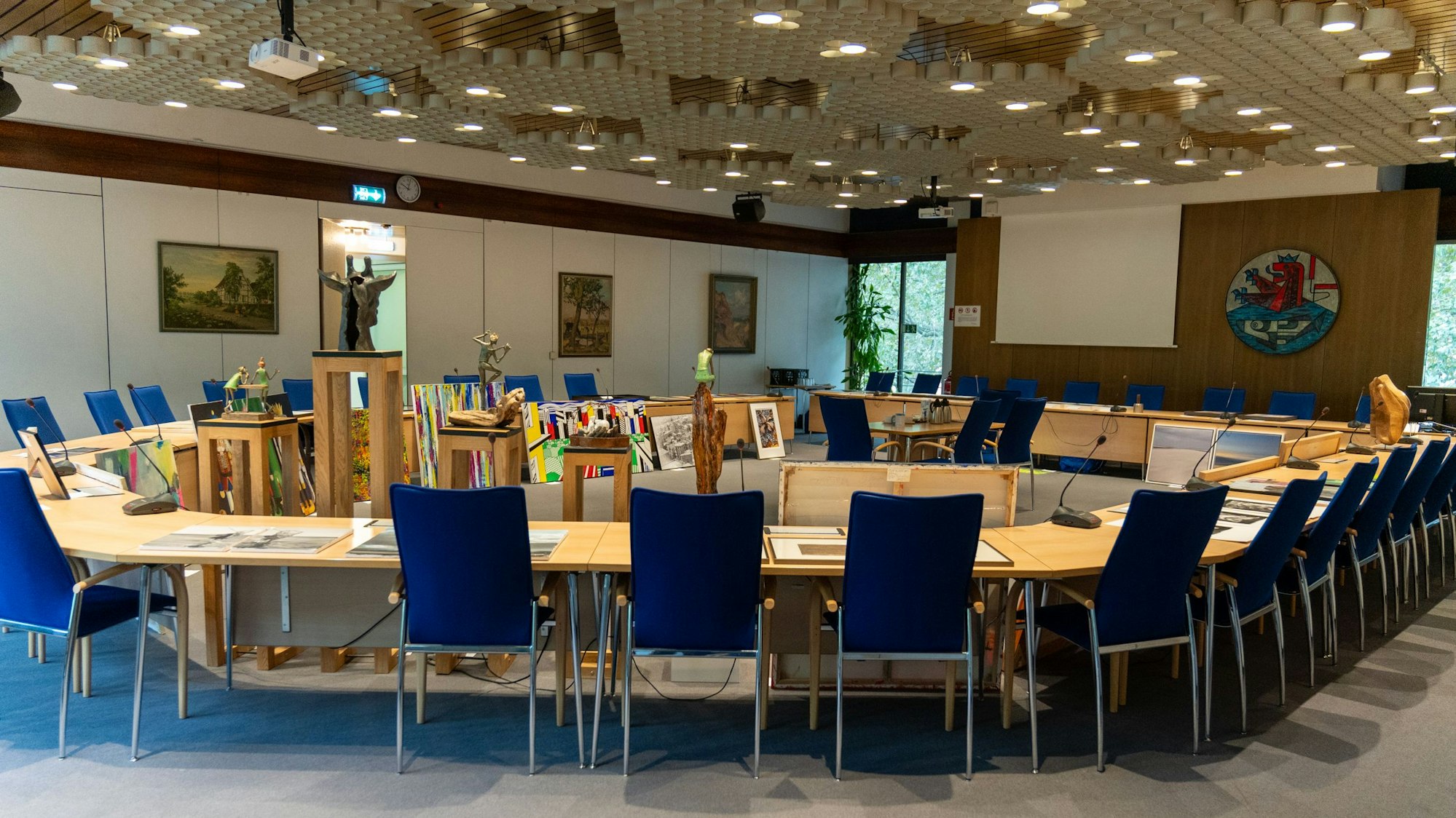 Die Kunstwerke stehen im Ratssaal.