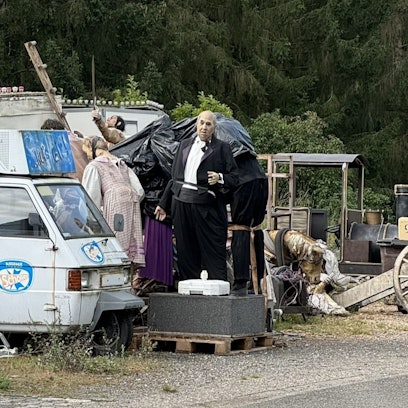Auf dem Foto gut zu erkennen: Die lebensgroße Alfred-Hitchcock-Puppe aus der Hollywood Tour im Phantasialand.