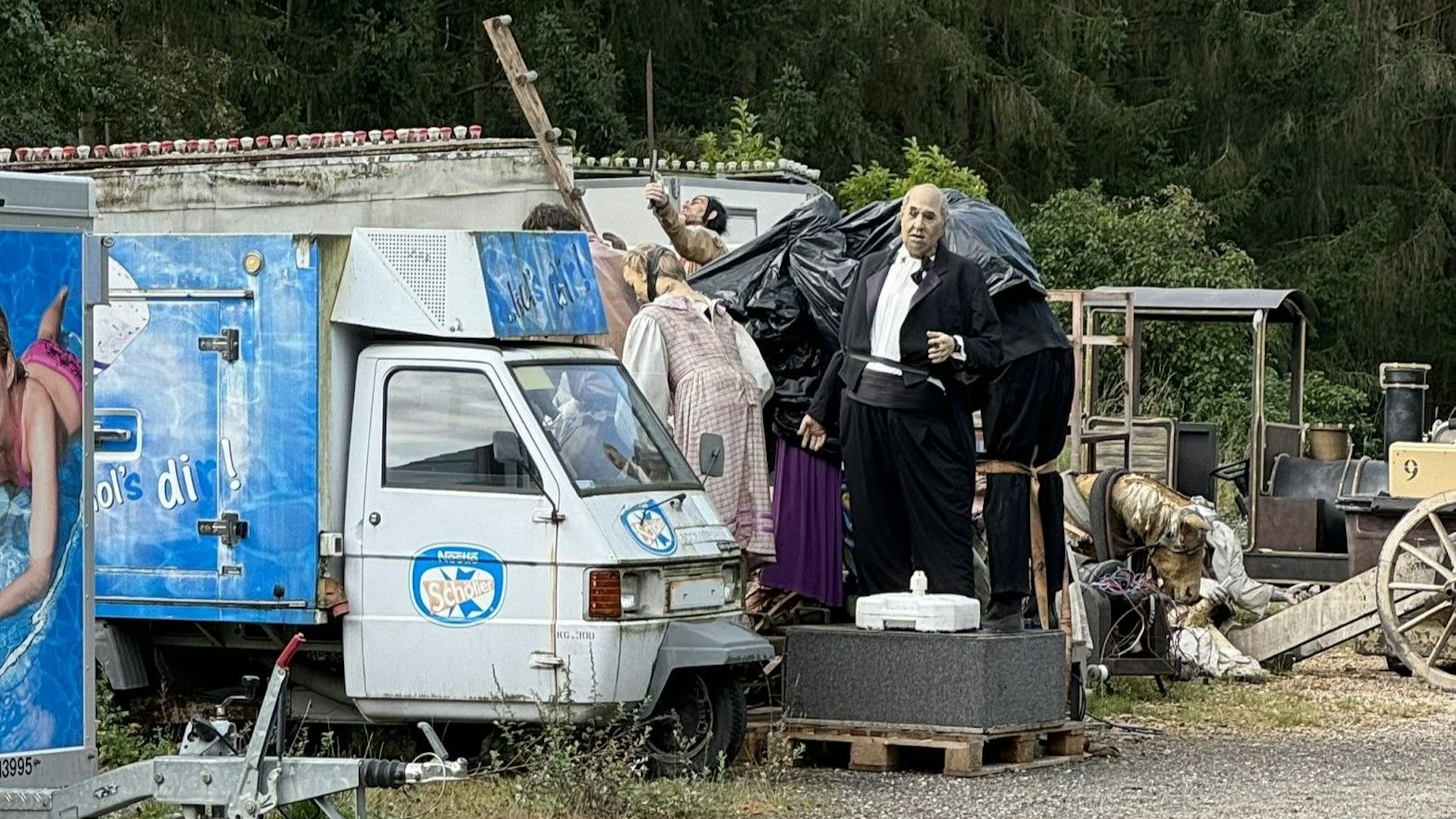 Auf dem Foto gut zu erkennen: Die lebensgroße Alfred-Hitchcock-Puppe aus der Hollywood Tour im Phantasialand.