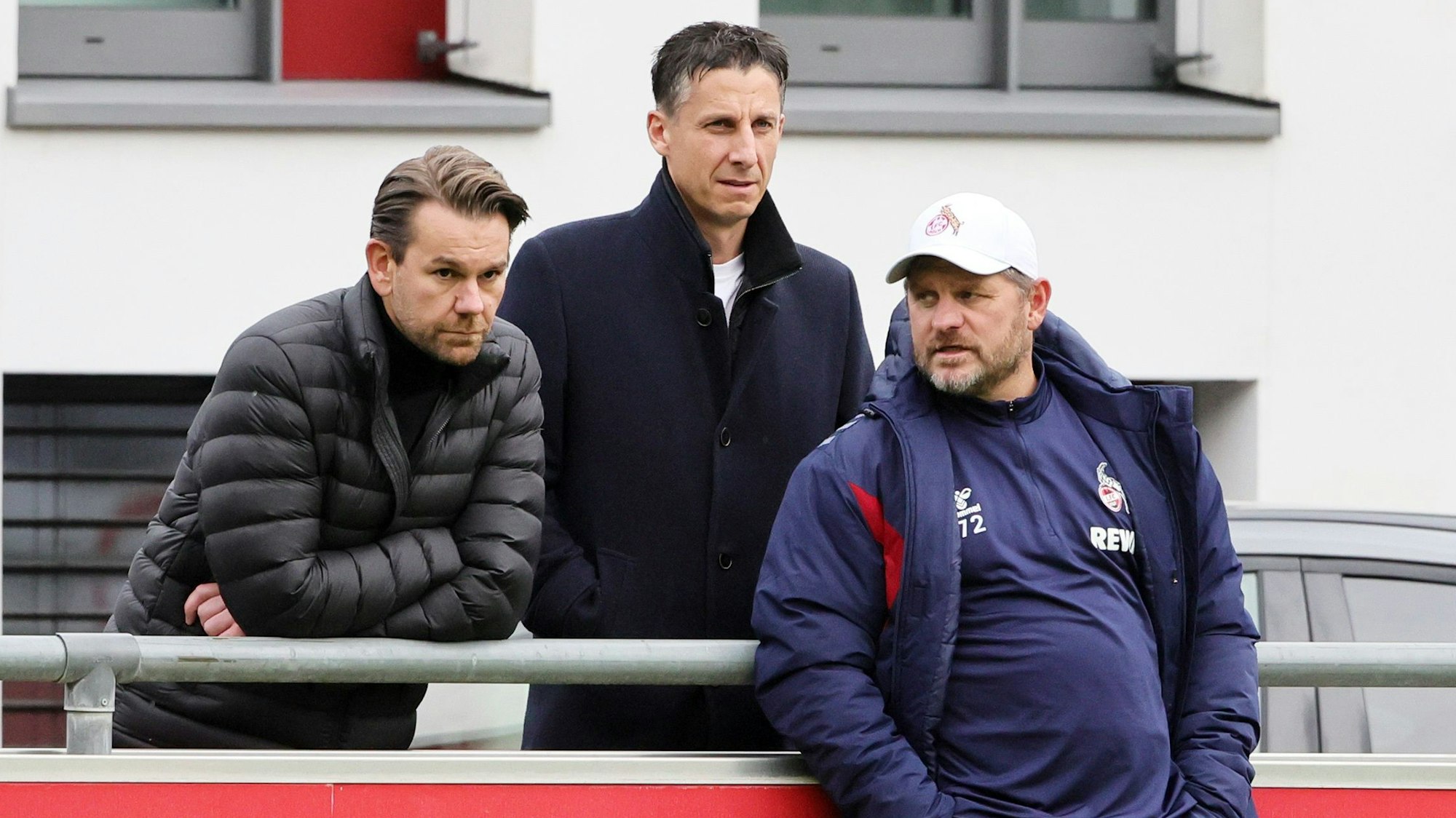 Thomas Kessler, Christian Keller und Steffen Baumgart verfolgten am Montag das Training der FC-Profis auf dem renovierten Platz 1 am Geißbockheim.