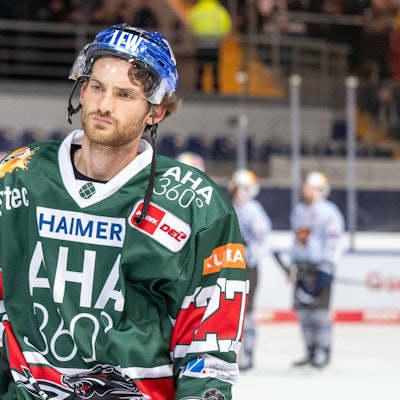 Adam Johnson ist an den Folgen eines tiefen Schnitts in der Kehle gestorben.