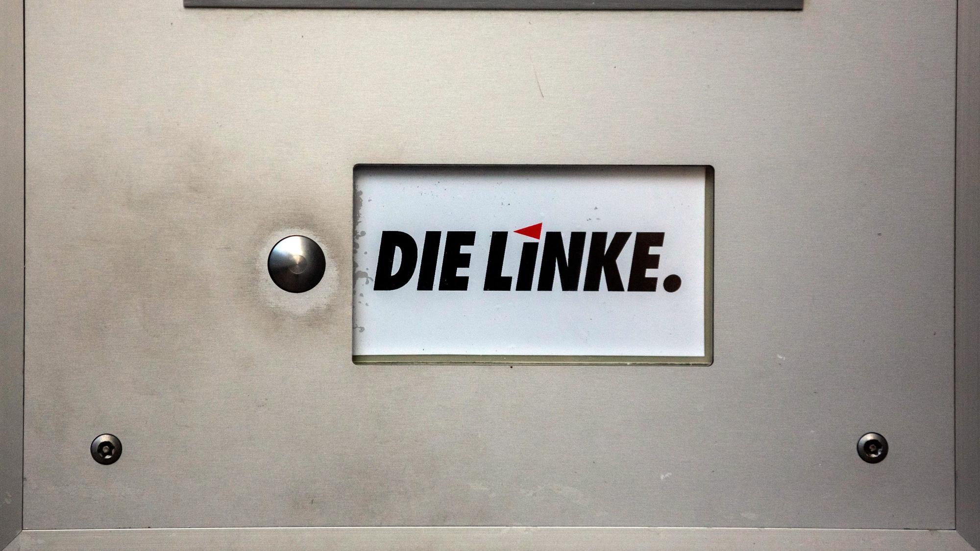 Das Klingelschild hängt an einer Geschäftsstelle von „Die Linke“.
