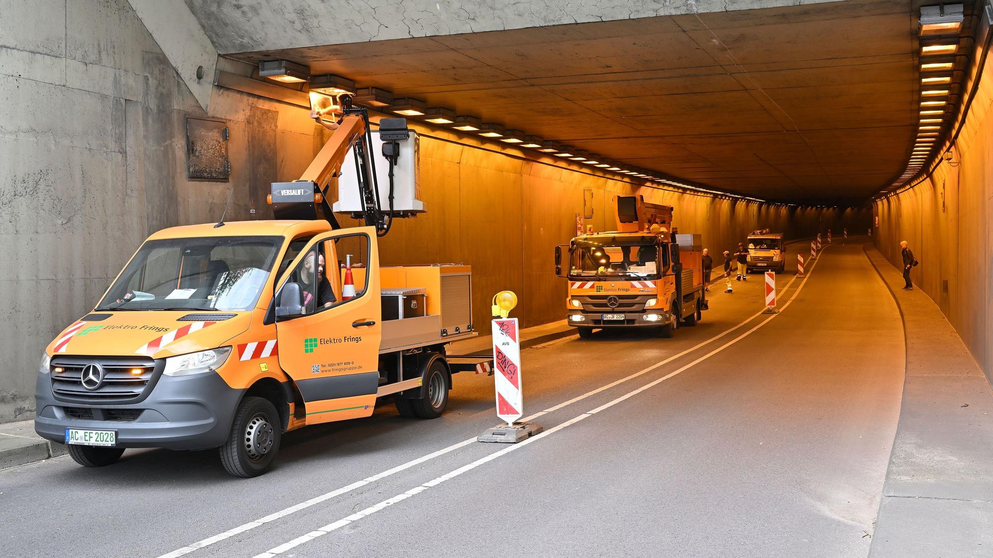 Baufahrzeuge stehen im Bergisch Gladbacher City-Tunnel. Eine Fahrspur ist für sie mit Warnbaken gesperrt.