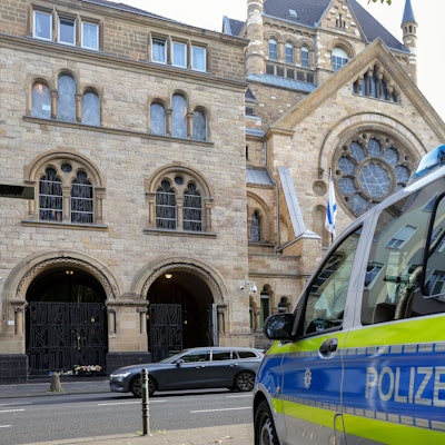 10.10.2023, Köln: Polizeiposten vor der Synagoge in der Roonstraße.
Nach dem Angriff der Hamas auf Israel sind auch in Köln die Sicherheitsmaßnahmen vor jüdischen Einrichtungen verschärft worden.
Foto: Michael Bause