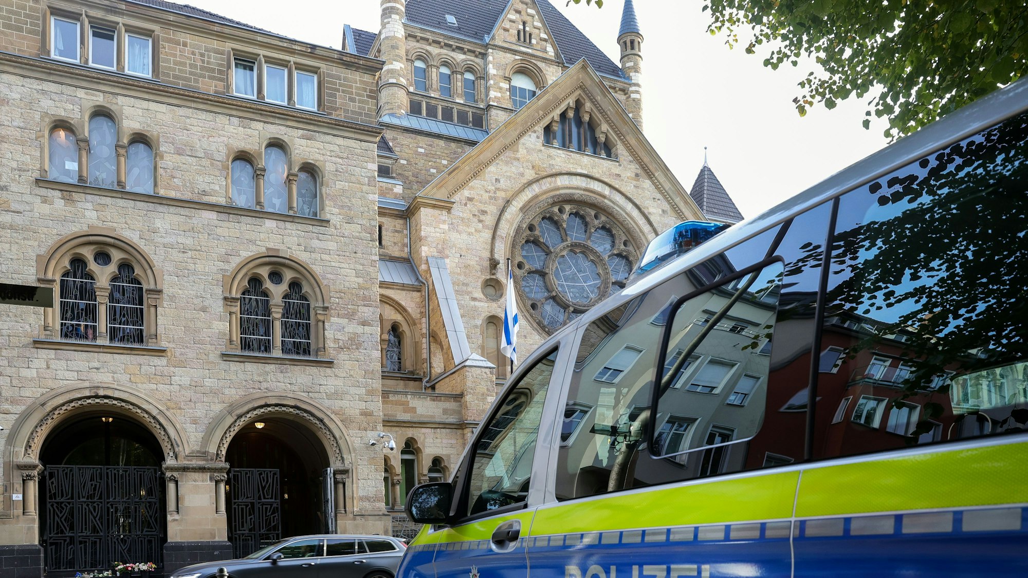 Köln: Polizeiposten vor der Synagoge in der Roonstraße