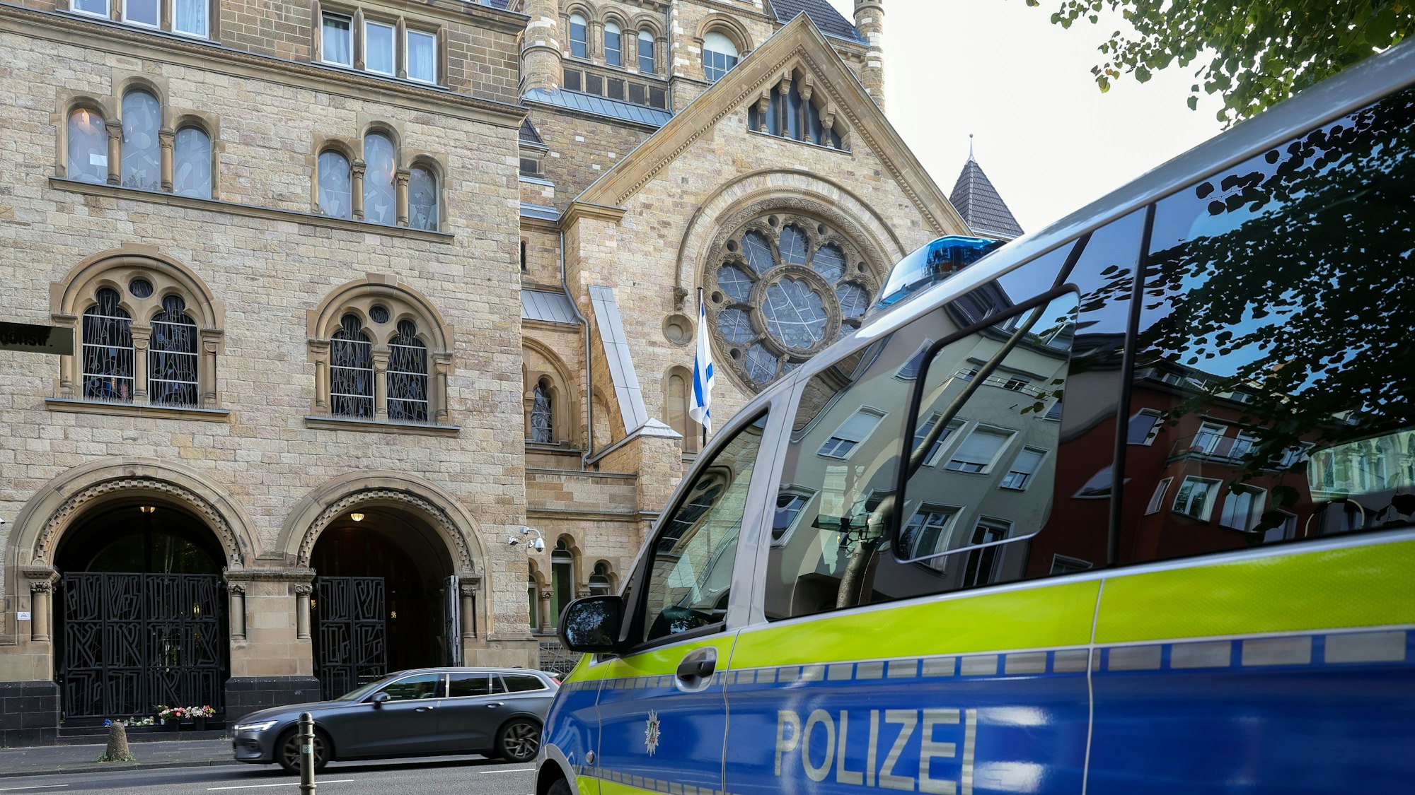 10.10.2023, Köln: Polizeiposten vor der Synagoge in der Roonstraße.
Nach dem Angriff der Hamas auf Israel sind auch in Köln die Sicherheitsmaßnahmen vor jüdischen Einrichtungen verschärft worden.
Foto: Michael Bause