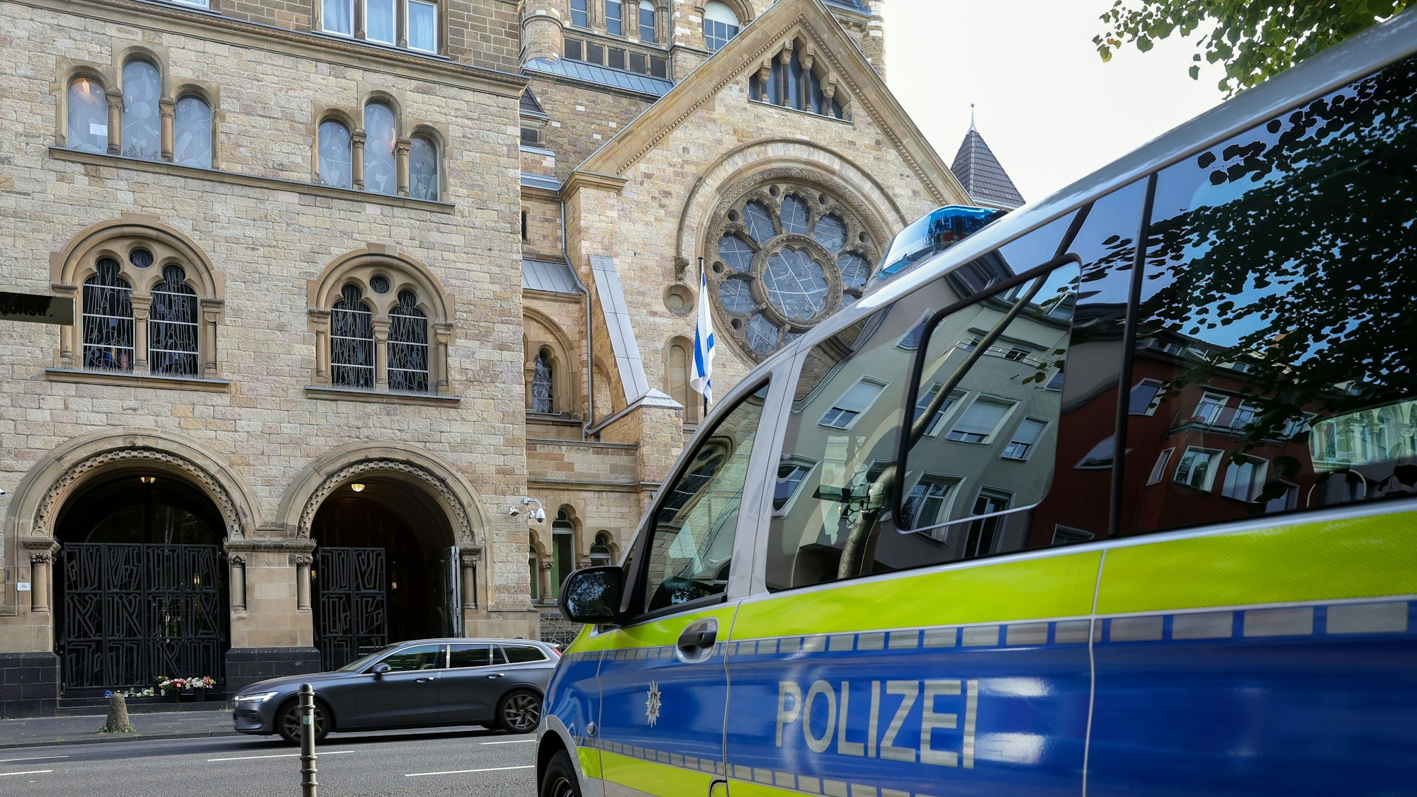 Polizeiposten vor der Synagoge in der Roonstraße.