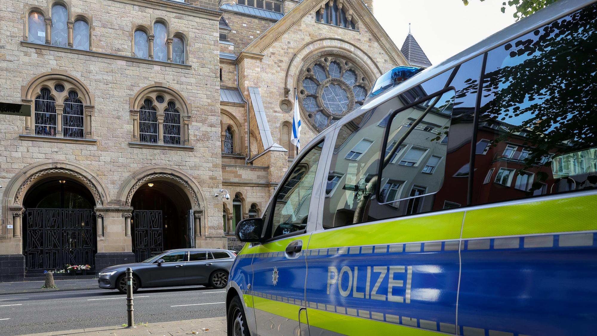 Polizeiposten vor der Synagoge in der Roonstraße