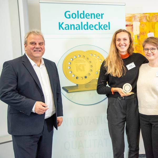 Das Unternehmen für Abwasserentsorgung in Köln (StEB) freut sich über den „Goldenen Kanaldeckel“.