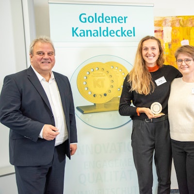 Das Unternehmen für Abwasserentsorgung in Köln (StEB) freut sich über den „Goldenen Kanaldeckel“.