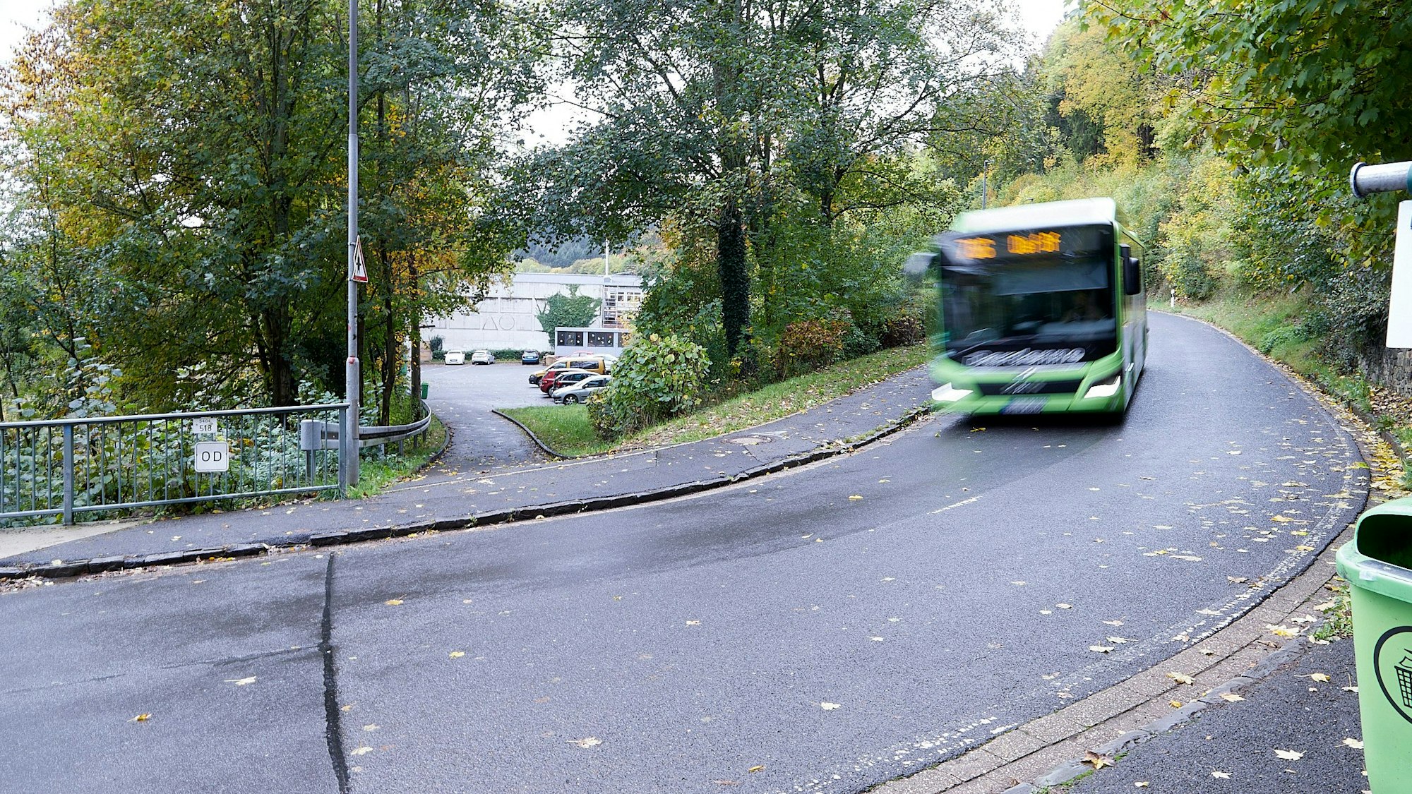 Das Bild zeigt einen Bus in Schleiden am Mühlenberg.