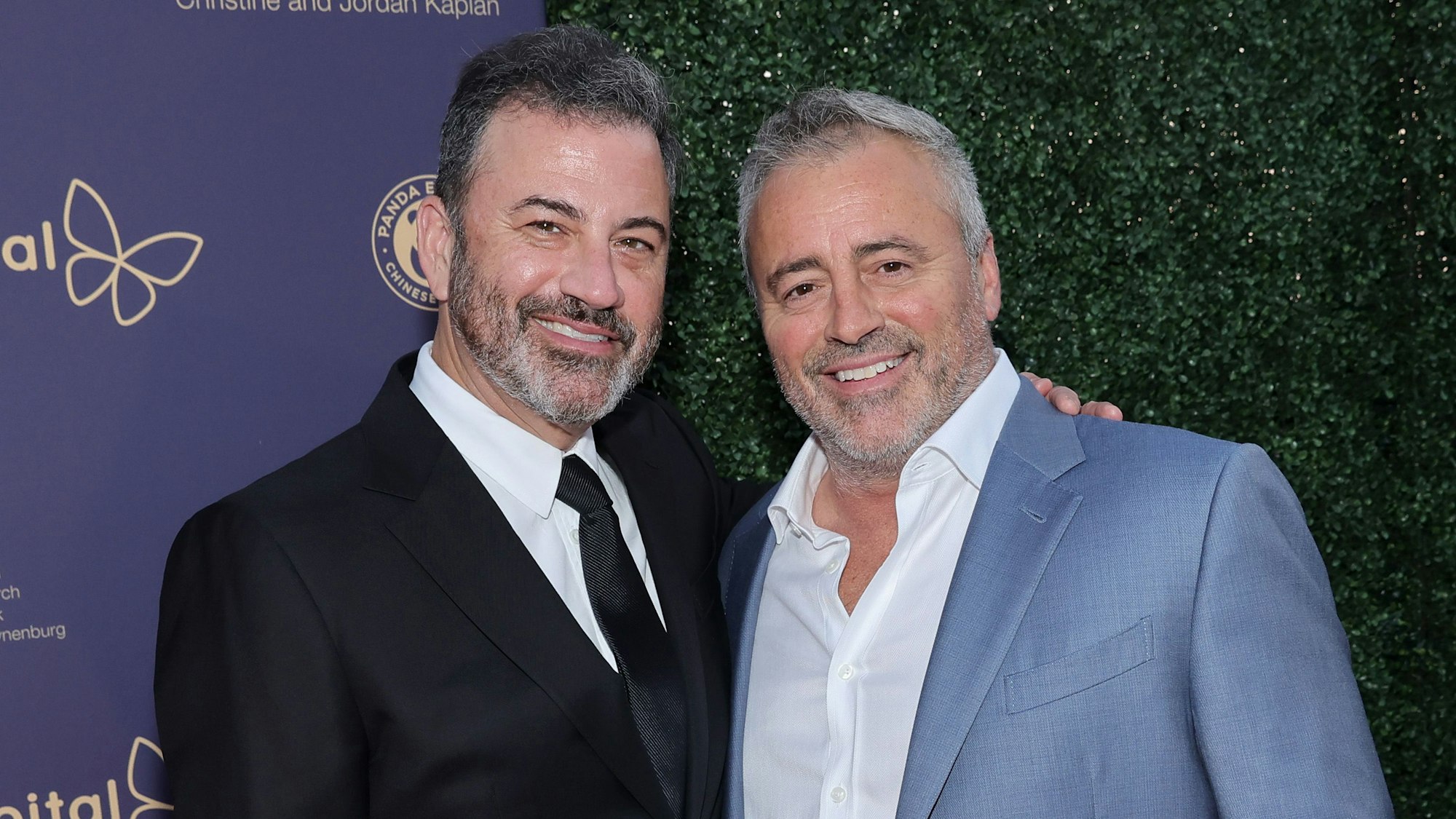 SANTA MONICA, CALIFORNIA - OCTOBER 08: (L-R) Jimmy Kimmel and Matt LeBlanc attend the 2022 Children’s Hospital Los Angeles Gala at the Barker Hangar on October 08, 2022 in Santa Monica, California. (Photo by Matt Winkelmeyer/Getty Images for Children's Hospital Los Angeles)
