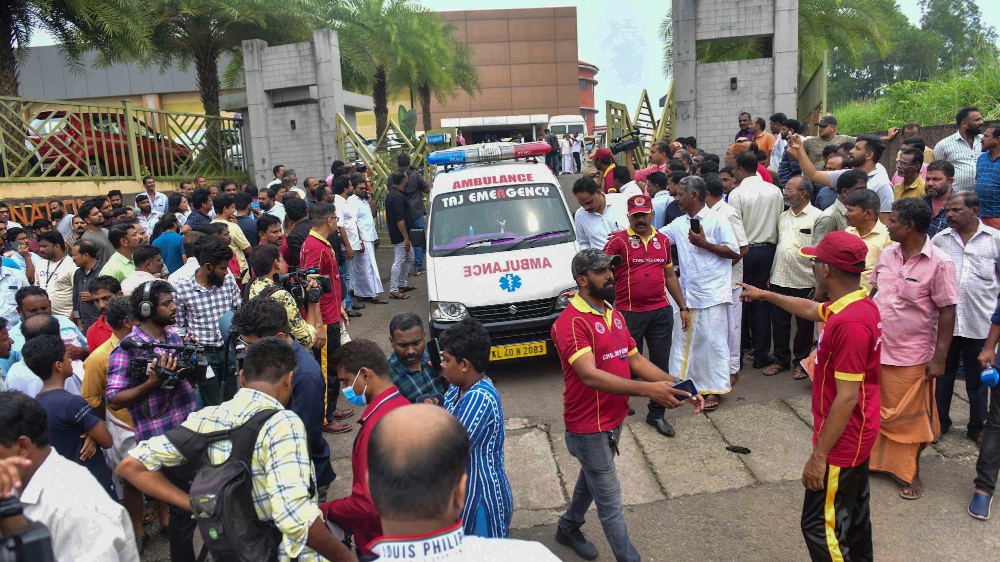 Ein Krankenwagen verlässt das Zamra International Convention Center, nachdem ein Sprengsatz während einer Gebetsstunde von Gläubigen der Zeugen Jehovas in Kalamassery explodiert ist.