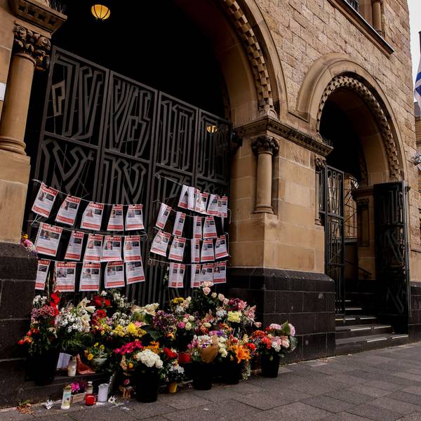 Blumen und Steckbriefe von seit dem Angriff der Hamas Vermissten Israelis hängen an der Synagoge an der Roonstraße in Köln.