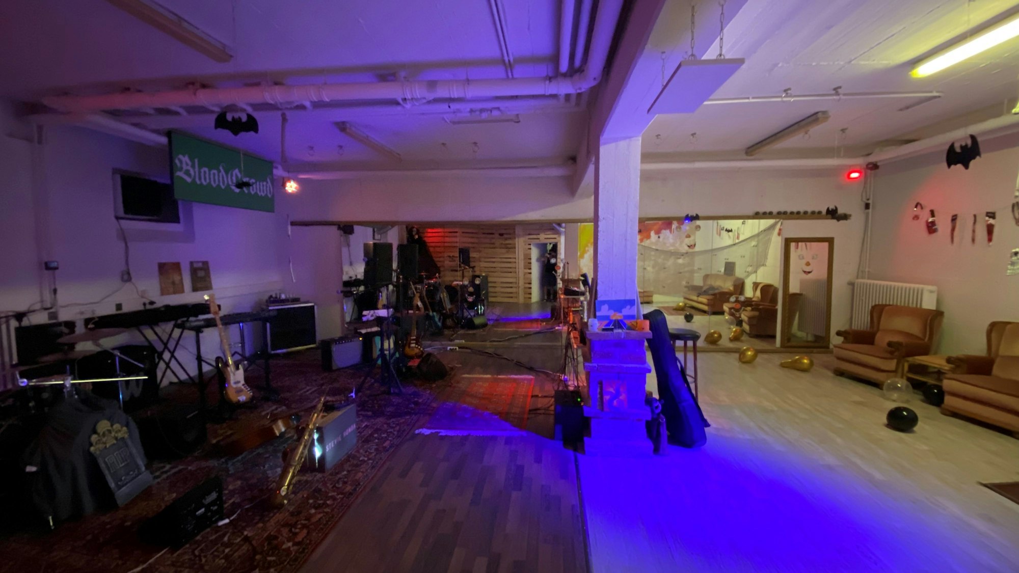 Ein Raum mit Instrumenten und buntem Licht.