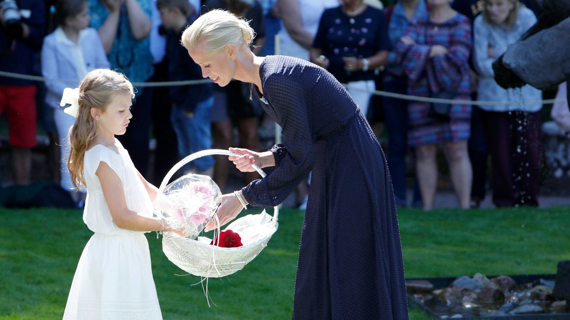 Die Tochter von Kronprinzessin Victoria, Prinzessin Estelle, mit Karolin A. Johansson.