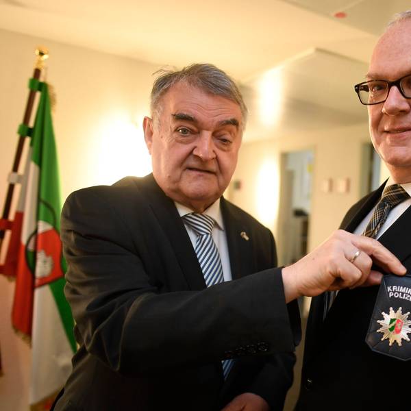 NRW-Innenminister Herbert Reul präsentiert im April 2022 mit Landeskriminaldirektor Johannes Hermanns die neue Polizeidienstmarke, mit der sich Kriminalbeamte ausweisen.