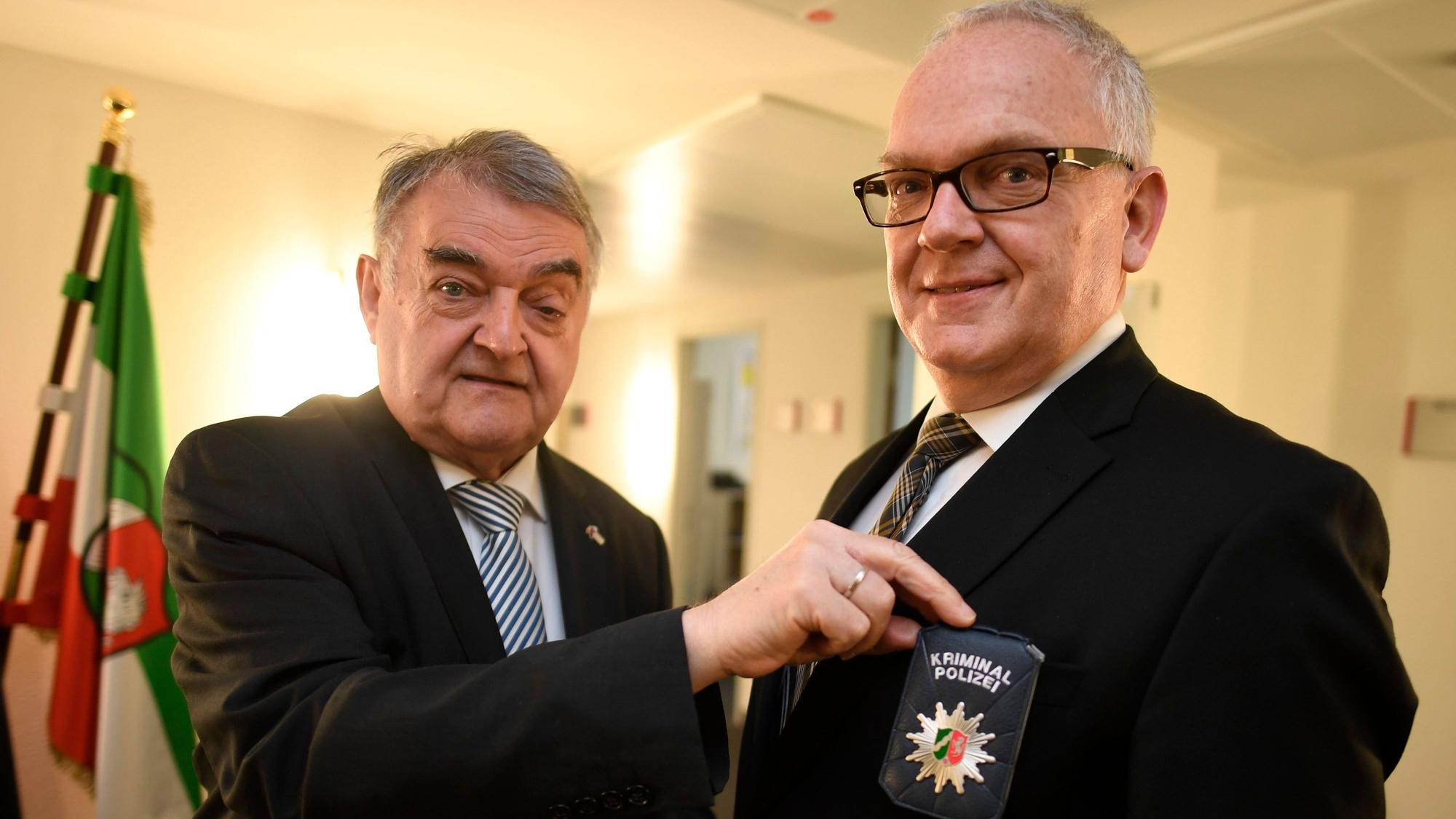 NRW-Innenminister Herbert Reul präsentiert im April 2022 mit Landeskriminaldirektor Johannes Hermanns die neue Polizeidienstmarke, mit der sich Kriminalbeamte ausweisen.