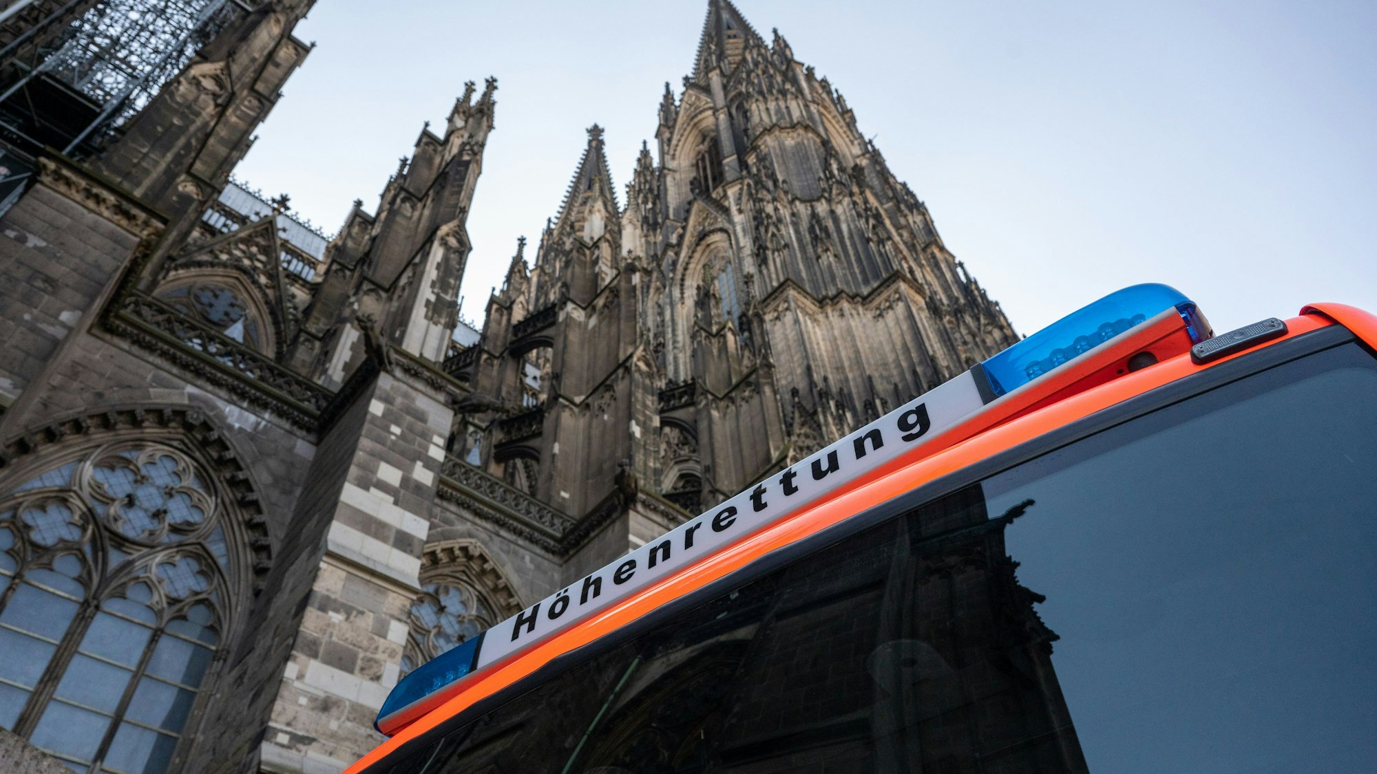 Fahrzeug der Höhenrettung vor dem Dom