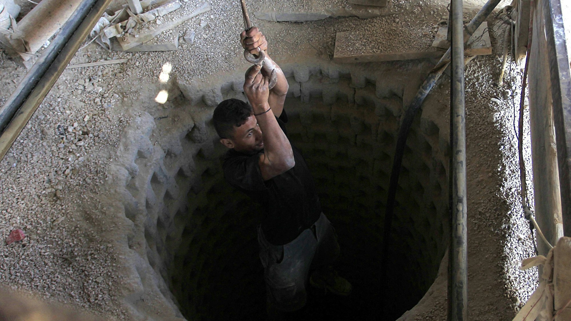 Die Archivaufnahme aus dem Jahr 2013 zeigt einen Zugang zu einem der Tunnel im Gazastreifen, die zum Schmuggeln und als Versteck genutzt werden.