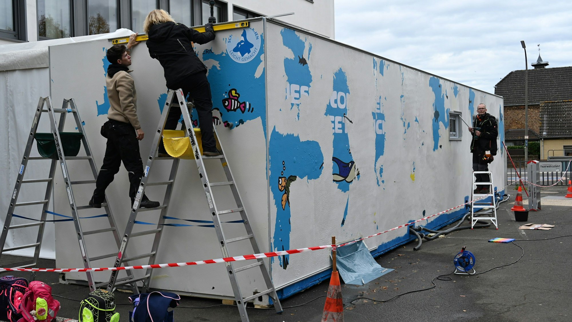 An einem großen Container wird gearbeitet.