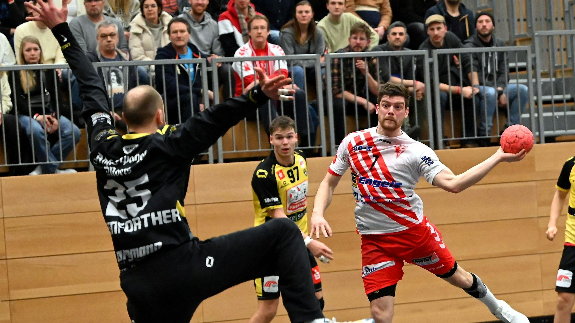 10.02.2023, Handball-Longericher SC Köln-HSG Krefeld
rechts: Nico Pyszora (Longerich)
Foto: Uli Herhaus